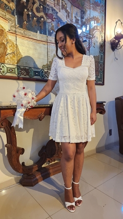 Vestido curtinho em renda