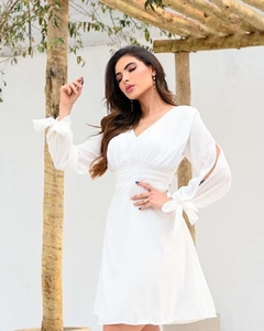 Vestido Midi branco com manga longa e laço na barra na internet