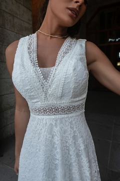 Vestido longo noiva civil com gola v em detalhes de gripir. - comprar online