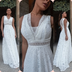 Vestido longo noiva civil com gola v em detalhes de gripir.