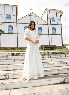 Vestido longo de renda com manga curta e laço.