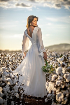 Vestido branco off longo fluido com manga longa vazada e laço. na internet