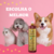 Frascos de shampoo suave Esmeralda Bambu Mossô da Dolce Pet, com um poodle, um gato e um corgi em fundo rosa.