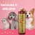 Frasco de shampoo neutralizador de odores Turmalina Cereja e Avelã da Dolce Pet, com cães e um gato ao fundo.