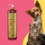 Frasco de shampoo neutralizador de odores Turmalina Cereja e Avelã da Dolce Pet, com um cachorro e um gato ao fundo.