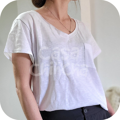 Remera Básica escote en V c/bolsillo BLANCA - comprar online