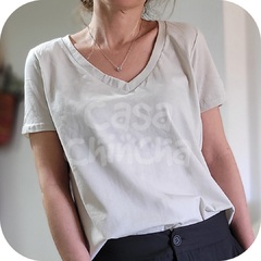 Remera Básica escote en V CRUDO - comprar online