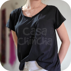 Remera Básica escote en V c/bolsillo NEGRA - comprar online