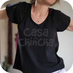 Remera Básica escote en V NEGRO - comprar online