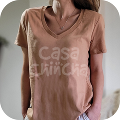 Remera Básica escote en V TOSTADO - comprar online