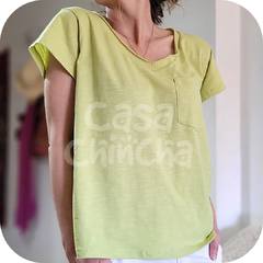 Remera Básica escote en V c/bolsillo VERDE LIMA