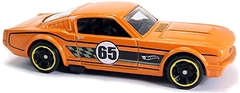 65 Mustang 2+2 Fastback - Carrinho - Hot Wheels - FORD PERFORMANCE - 1/8