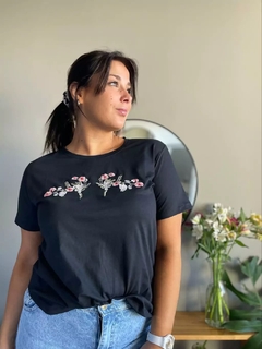 REMERA BORDADA | PIA NEGRA - comprar online