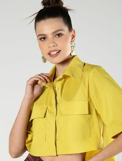 Camisa cropped manga curta com bolsos - Nina - amarela - comprar online