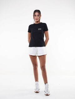 T-shirt 'baby look' em algodão BCI bordaba à mão - Marta - preta - BIANCA GOHARA | Moda Feminina Consciente