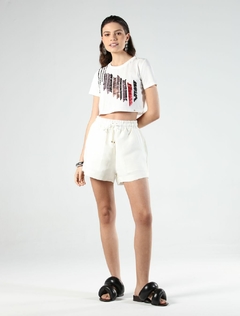 T-shirt 'baby look' cropped em algodão BCI bordada à mão em paetê - Vick - off white