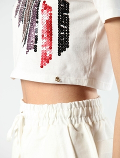 T-shirt 'baby look' cropped em algodão BCI bordada à mão em paetê - Vick - off white - BIANCA GOHARA | Moda Feminina Consciente