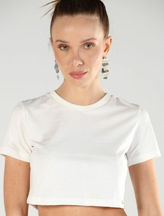 T-shirt cropped 'baby look' em algodão BCI - Vivi - off white - comprar online