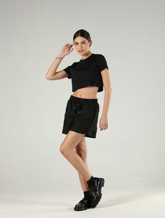 T-shirt cropped 'baby look' em algodão BCI - Vivi - preta - comprar online