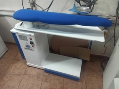 Mesa de planchado para abrir costura de pantalón.