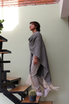 Poncho Ruana Rombo Beige Con Brocado Rey Hecho En Telar - Lari Moda