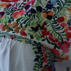 Blusa bordada a mano Mod San Antonino blanco multicolor UT - comprar en línea