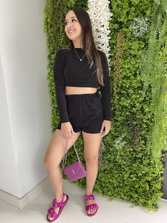 Blusa manga comprida cropped em lurex preto