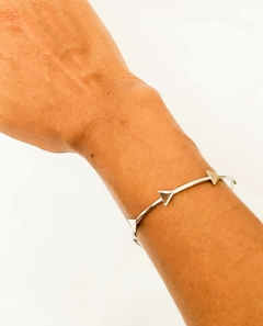 Bracelete em aço com detalhes de triângulo