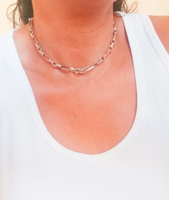 Colar choker em aço cadeado