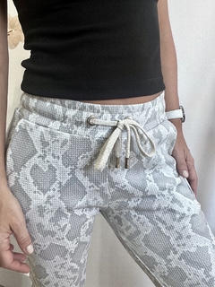 Babucha NELL SNAKE gris y blanco - comprar online