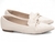 Sapatilha mocassim feminina de bico fino na cor bege, com detalhe de nó na parte frontal.
Sapatilha Mocassim Feminina
Sapatilha Bico Fino
Sapatilha Confortável
Sapatilha Elegante
Calçado Feminino Casual
Sapatilha Napa Off White
Sapatilha com Forro Acolcho