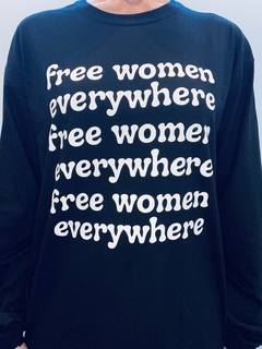 T-shirt Free Women manga longa na internet