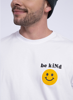 Camiseta Oversized Kind People na internet