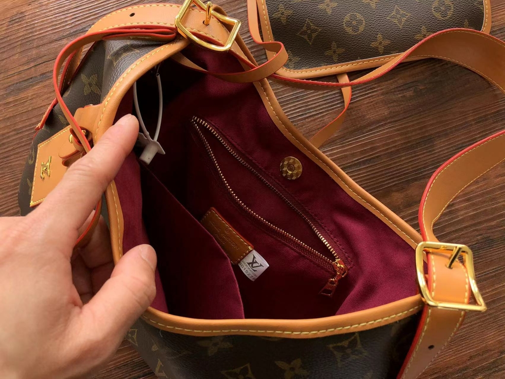Máxima elevación de estilo: descubra el Louis Vuitton Carryall Monog