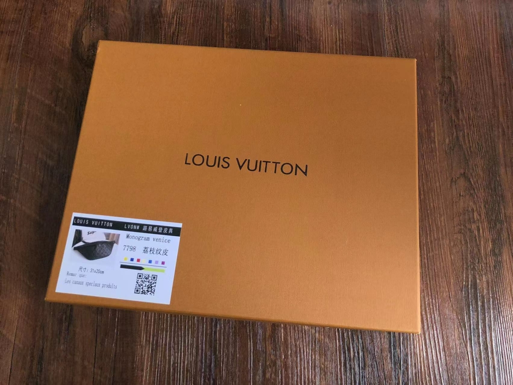 Riñonera Maxi Bumbag Plateado - Louis Vuitton - Hopes Store