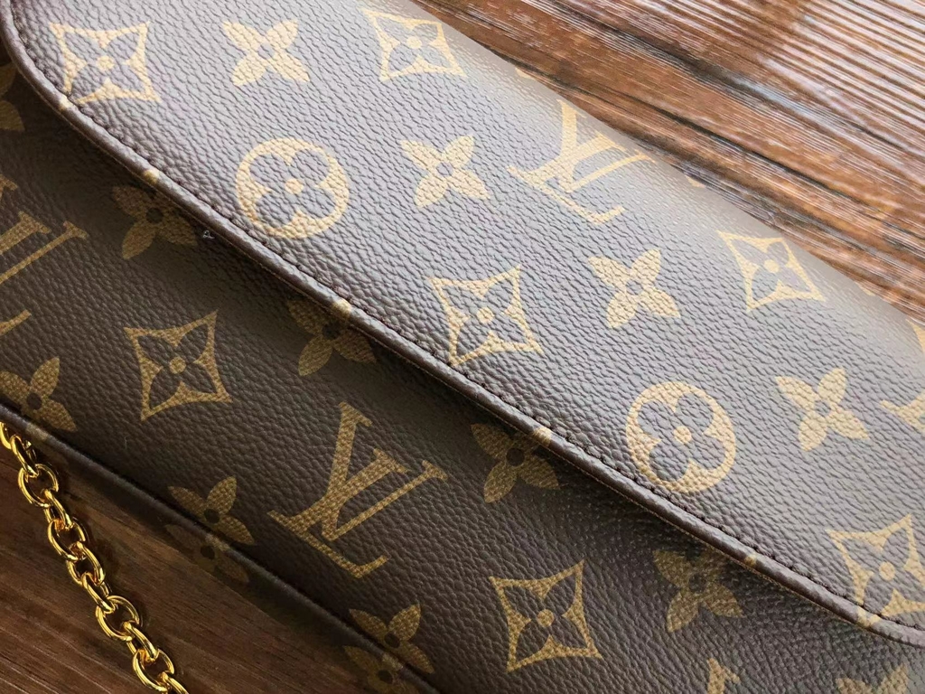 The Louis Vuitton Ivy Woc BAG: Elegance in Motion