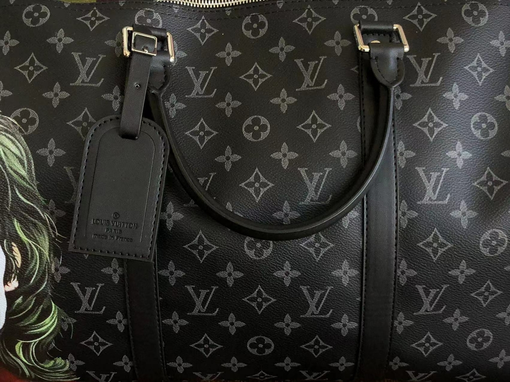 Desbloquea el misterioso poder del monograma Joker de Louis Vuitton