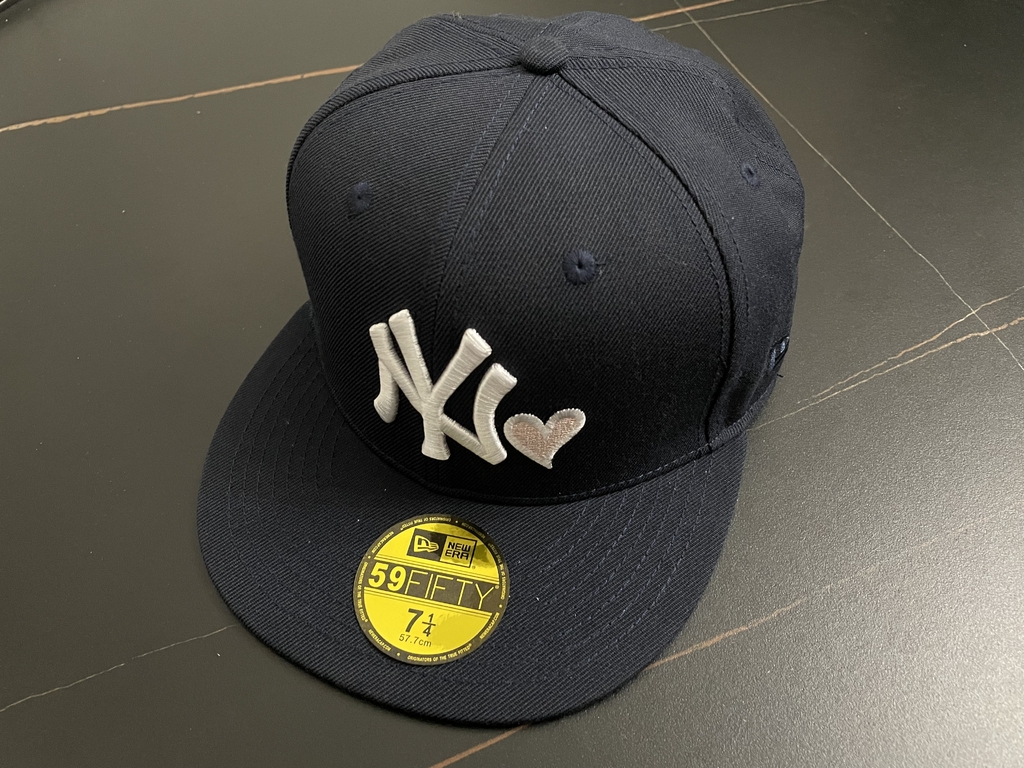 Show your passion for the Yankees with this awesome New Era cap!