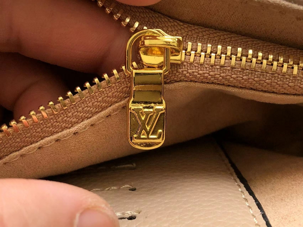 ❣️BNIB❣️Louis Vuitton Ivy WOC Monogram Empreinte Leather Bag