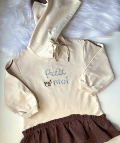 Vestido Petit bege e marrom com capuz