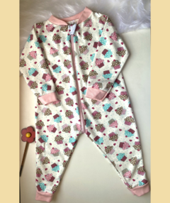 Pijama longo macacão creme Cupcake flanelado com zíper