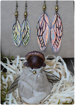 KIT 03 Mushroom Baby Fairy Art Doll + 2 pairs of Fairy Wings Earrings - TerraTundra - Artes Mágicas