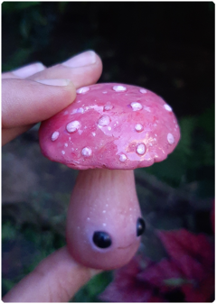 Collectible Miniature: Mushroom Being 14 - Pink | Fungus Art Doll - TerraTundra - Artes Mágicas