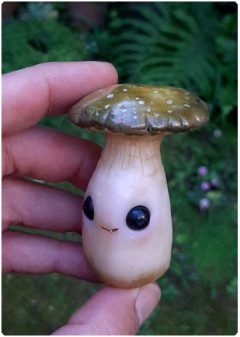 Collectible Miniature: Mushroom Being 08 - Green | Fungus Art Doll - TerraTundra - Artes Mágicas