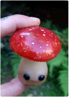 Collectible Miniature: Mushroom Being 06 - Amanita | Fungus Art Doll - TerraTundra - Artes Mágicas