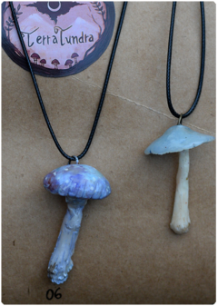 Magic Kit 06 | 2 mushroom charms + fairy wings earrings with lapis lazuli sphere - TerraTundra - Artes Mágicas