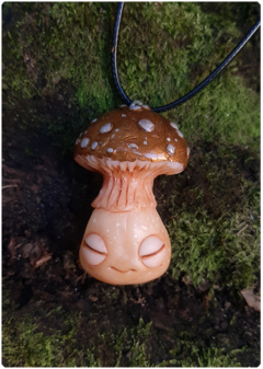 Mushroom Being Amulet 25 - Golden | Magical Creature Pendant - TerraTundra - Artes Mágicas