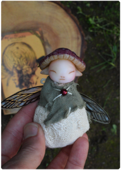 KIT 02 Mushroom Baby Fairy Art Doll + 2 pairs of Fairy Wings Earrings - TerraTundra - Artes Mágicas