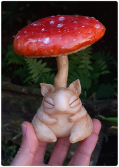 Art Doll ALARIA, Filhote de Ser Cogumelo Amanita - Escultura Fungo Mágico