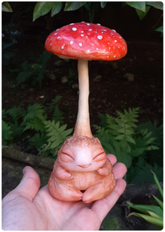 Art Doll KINO, Filhote de Ser Cogumelo Amanita - Escultura Fungo Mágico